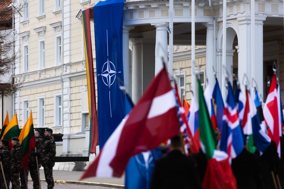 S. Daukanto aikštėje vyko Lietuvos ir NATO vėliavų pakėlimo ceremonija