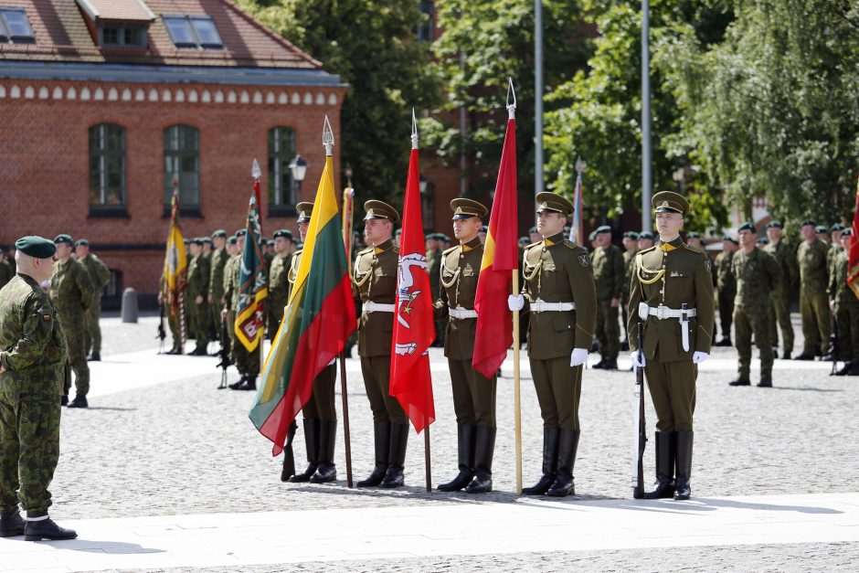 Klaipėdos universitetas šventei įsileido kariškius