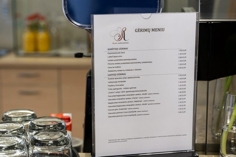 Parlamentarai apie kainas vėl veikiančioje Seimo kavinėje: pabrango