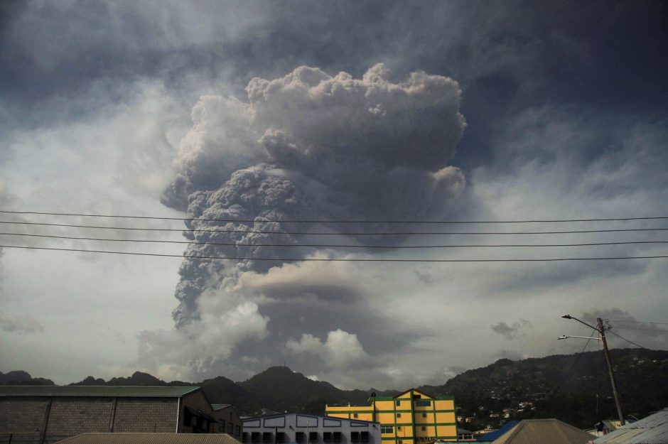 Sent Vinsento salos gyventojams baimės įvarė galingai išsiveržęs ugnikalnis