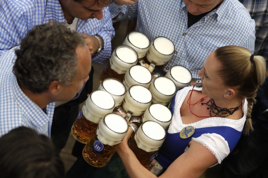 Prisipažino: vokiečių šnipų linksmybes alaus šventėje apmokėjo Vyriausybė