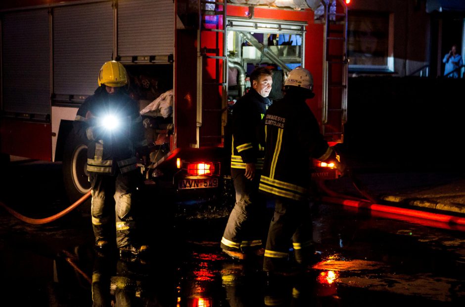 Naktį Vilniuje užsiliepsnojo butas: įtariamas padegimas