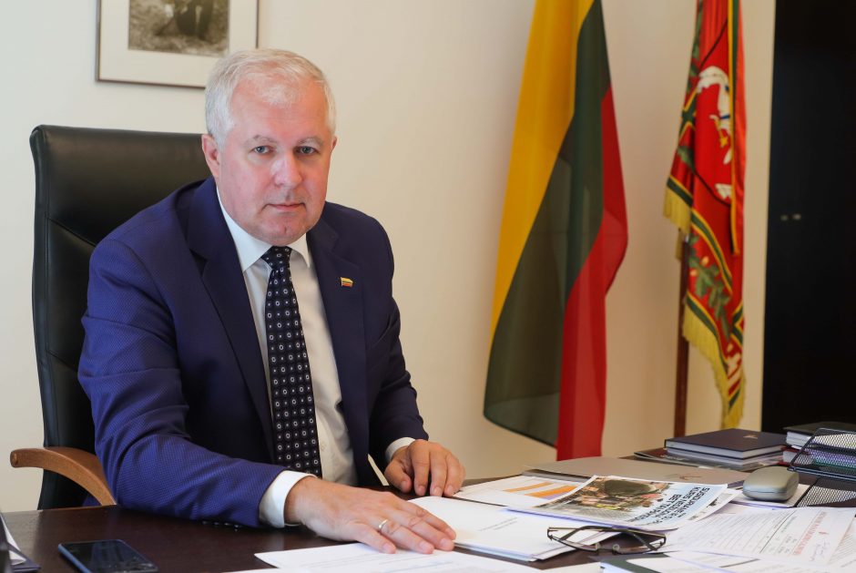 Dėl migrantų krizės suplanuotas atostogas atšaukė ir ministras A. Anušauskas
