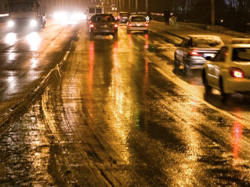 Penktadienio naktį keliai vairuotojams gali tapti spąstais: formuosis plikledis