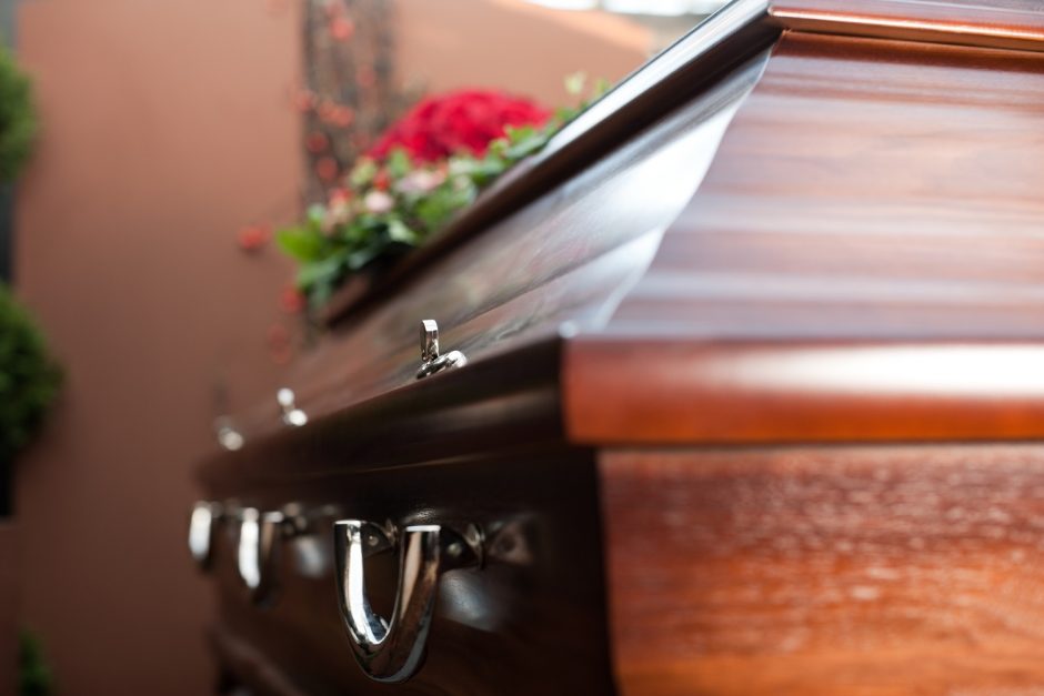 Po motinos laidotuvių – dar viena tragedija: sūnus kaltinamas nužudęs savo tėvą