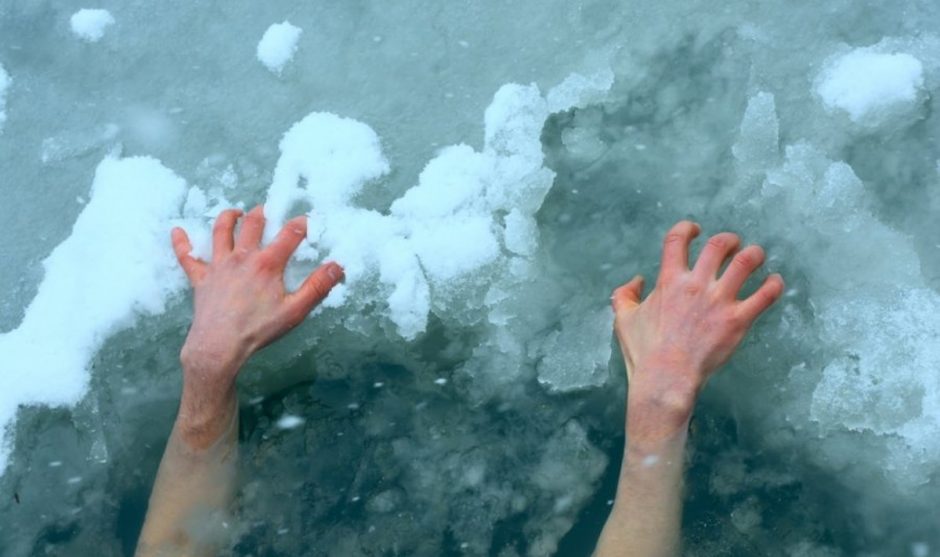 Žūklė su pažįstamu baigėsi tragedija: už ledo atbrailos neišsilaikiusį vyrą vandenyje rado negyvą
