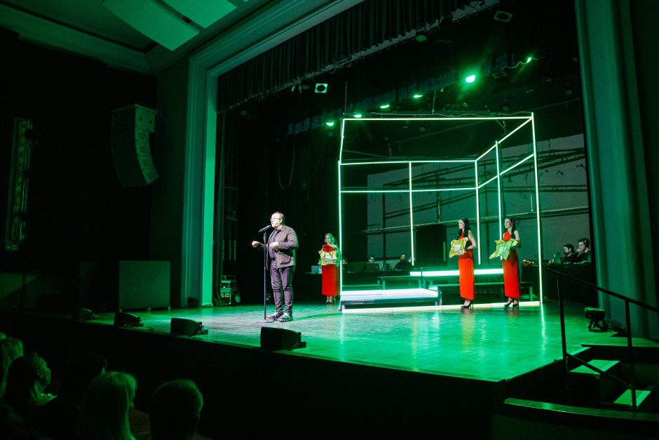 Kaunas nusilenkė ryškiausioms teatro asmenybėms: aidint ovacijoms įteiktos „Fortūnos“