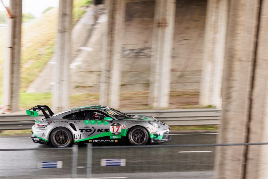 „Aurum 1006 km lenktynėse“ „Porsche“ vertėsi ant stogo, nuvertė TV bokštelį, kliudė žiūrovą
