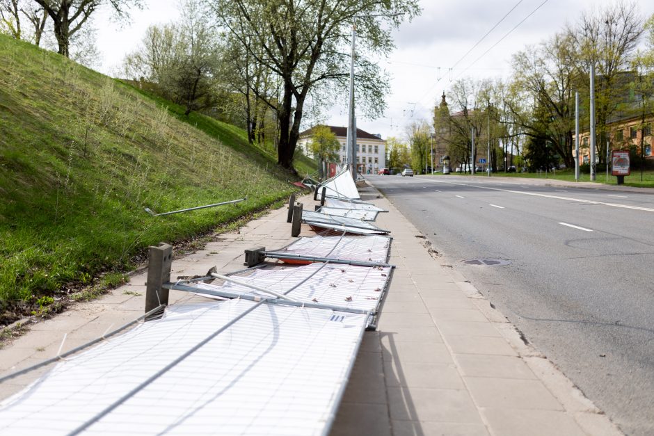 Vilniuje vėjo nuverstos tvoros