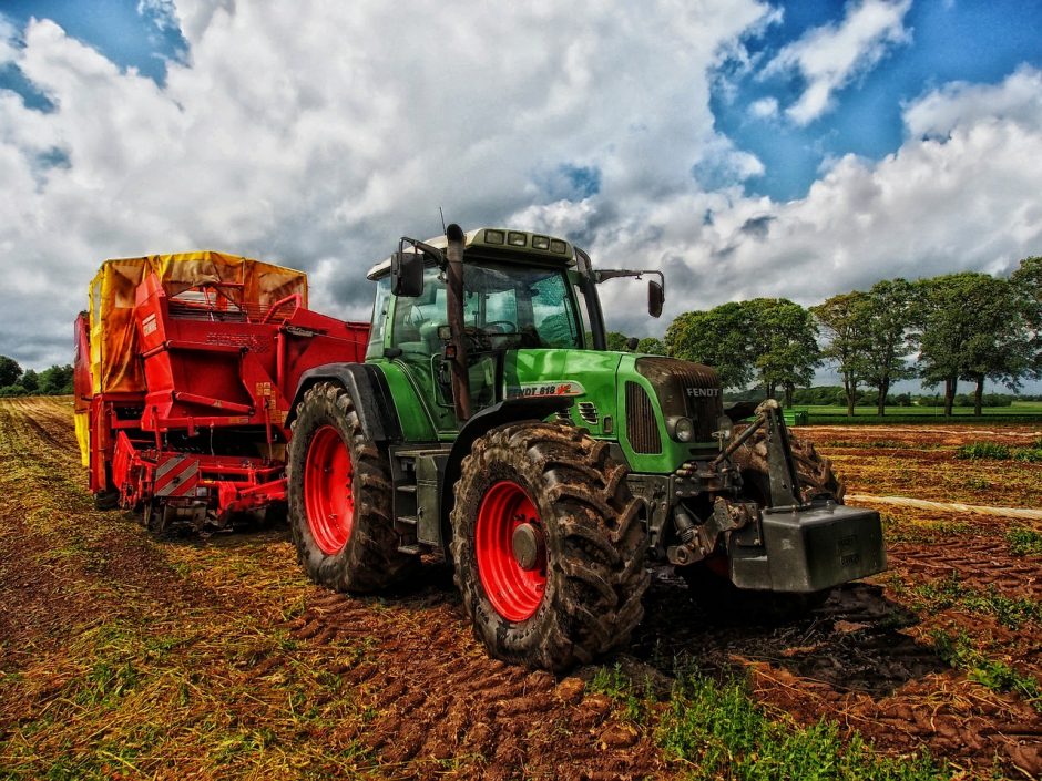 Mechanikas teisme aiškinsis, kodėl pardavė jam remontuoti paliktus traktorius