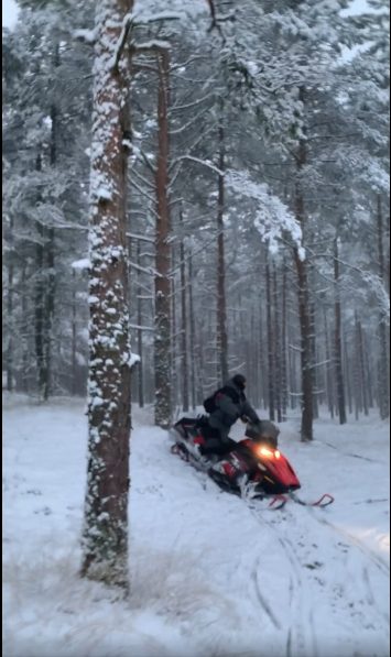 Saugomuose parkuose žiemos malonumais džiaugiasi pažeidėjai: užfiksuoti su sniego motociklais