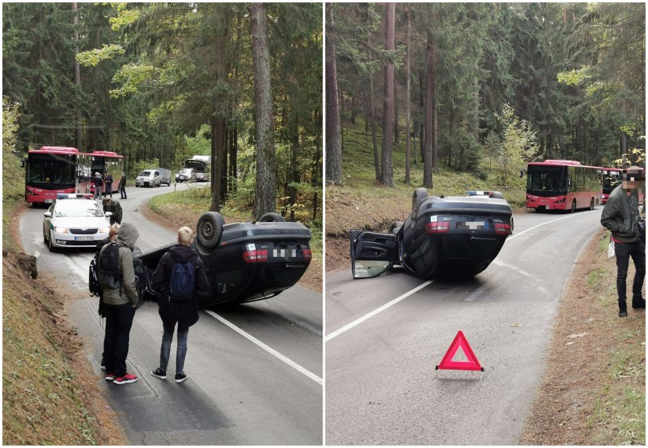 Per avariją Vilniuje „klevo lapu“ pažymėtas automobilis apsivertė ant stogo