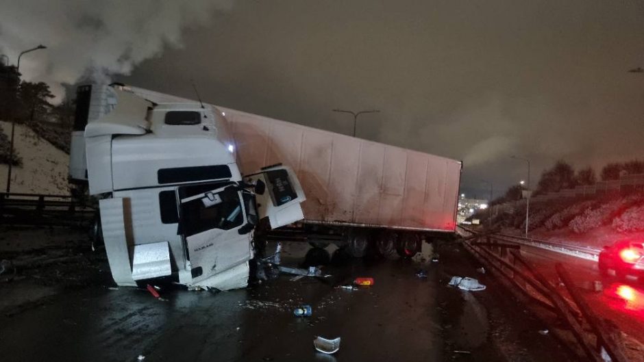 Stipri avarija Vilniuje: susidūrė vilkikas ir keli automobiliai, sustabdytas eismas