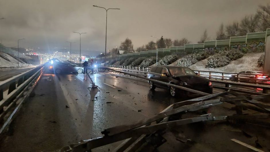 Stipri avarija Vilniuje: susidūrė vilkikas ir keli automobiliai, sustabdytas eismas