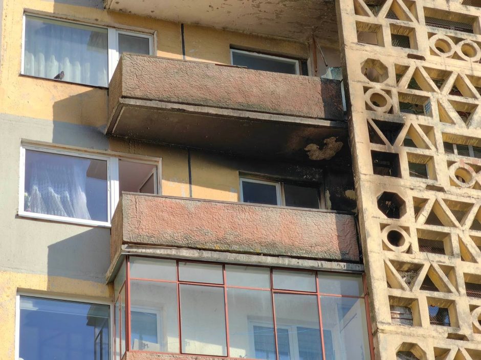 Gaisras Kauno daugiabutyje: balkonas degė atvira liepsna, evakuota pusšimtis žmonių