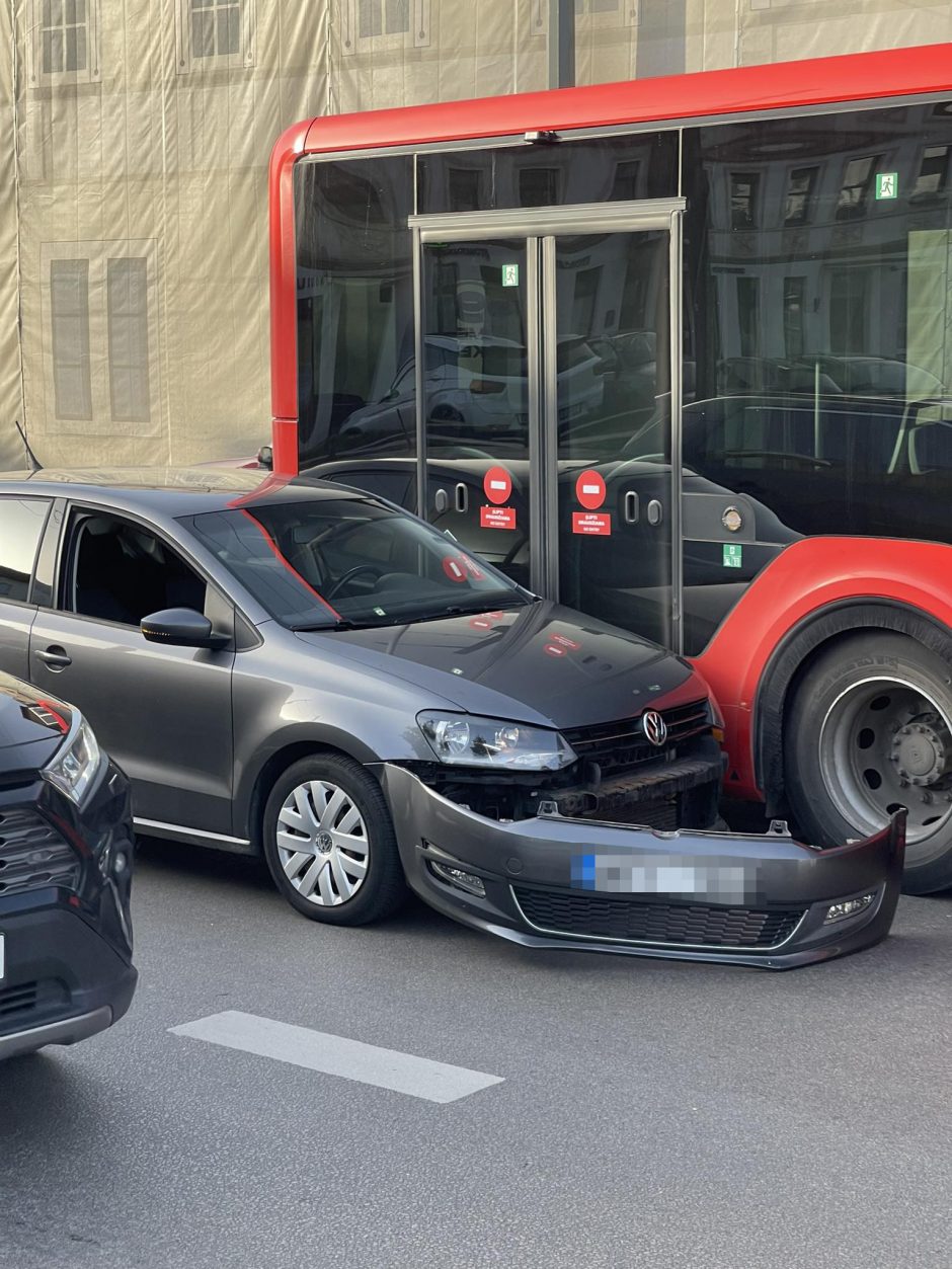 Autobuso ir „Volkswagen“ avarija: užsikimšo visas miesto centras