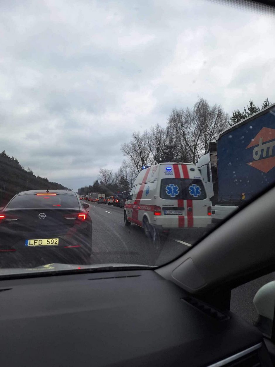Avarija magistralėje: girto vairuotojo „Audi“ išsitaškė po smūgio į kelininkų automobilį