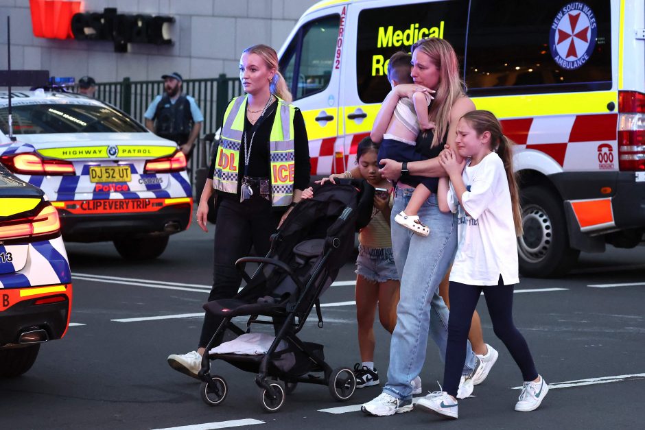 Siaubas Sidnėjaus prekybos centre: peiliu nužudyti šeši žmonės, tarp sužeistųjų – ir vaikas