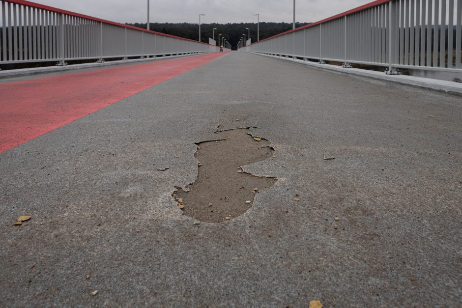 Vėl pirštu beda į Trijų mergelių tilto defektus: jei taip toliau, viskas bus sulopyta