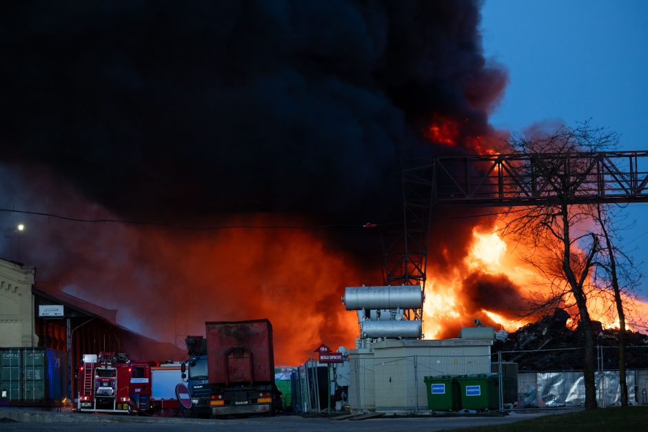 Žiniasklaida: po Panerių gatvėje kilusio gaisro žala aplinkai gali siekti beveik 5,8 mln. eurų