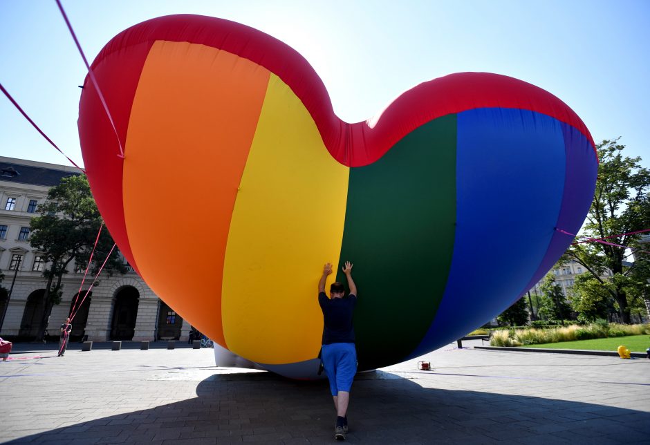 ES imasi teisinių veiksmų prieš Vengriją ir Lenkiją dėl LGBT bendruomenės teisių varžymo