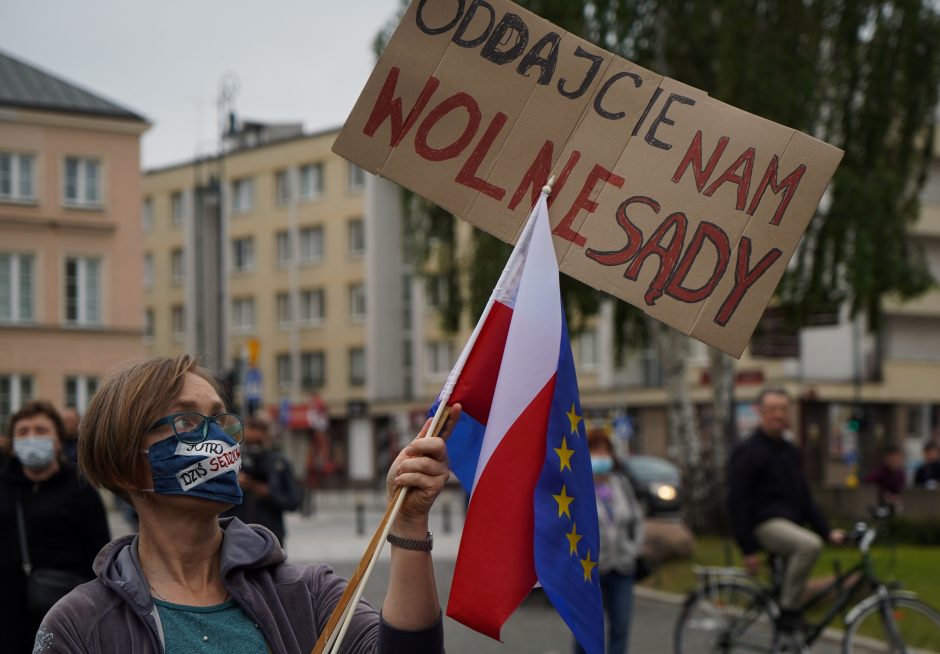 Lenkai išėjo į gatves palaikyti vyriausybės taikiklyje atsidūrusio teisėjo