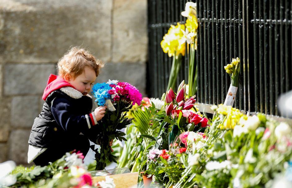 Gedintieji princo Philipo deda gėles prie Bakingamo rūmų