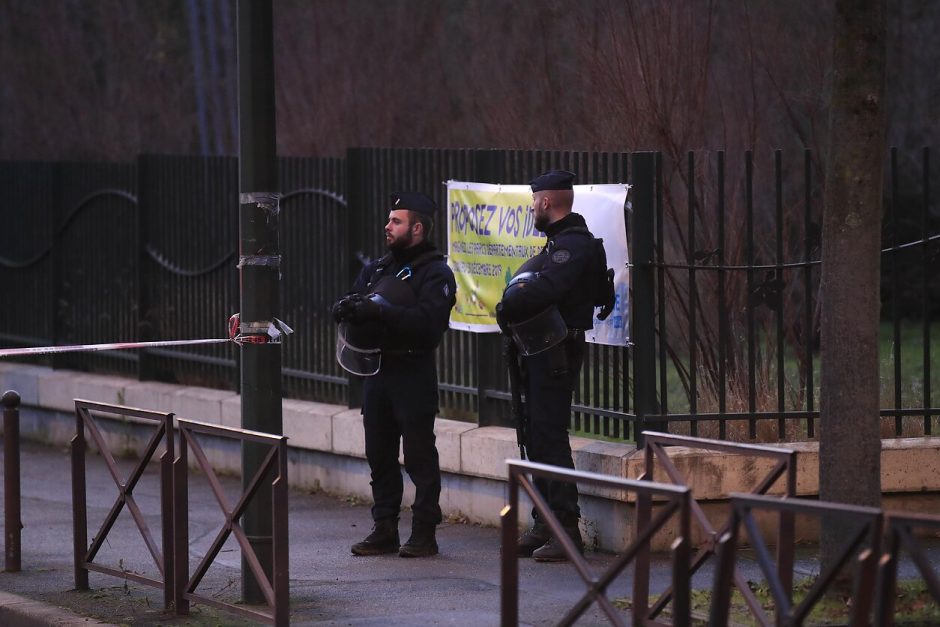 Tarp asmenų, sulaikytų po prancūzų mokytojo nužudymo, yra keturi moksleiviai 