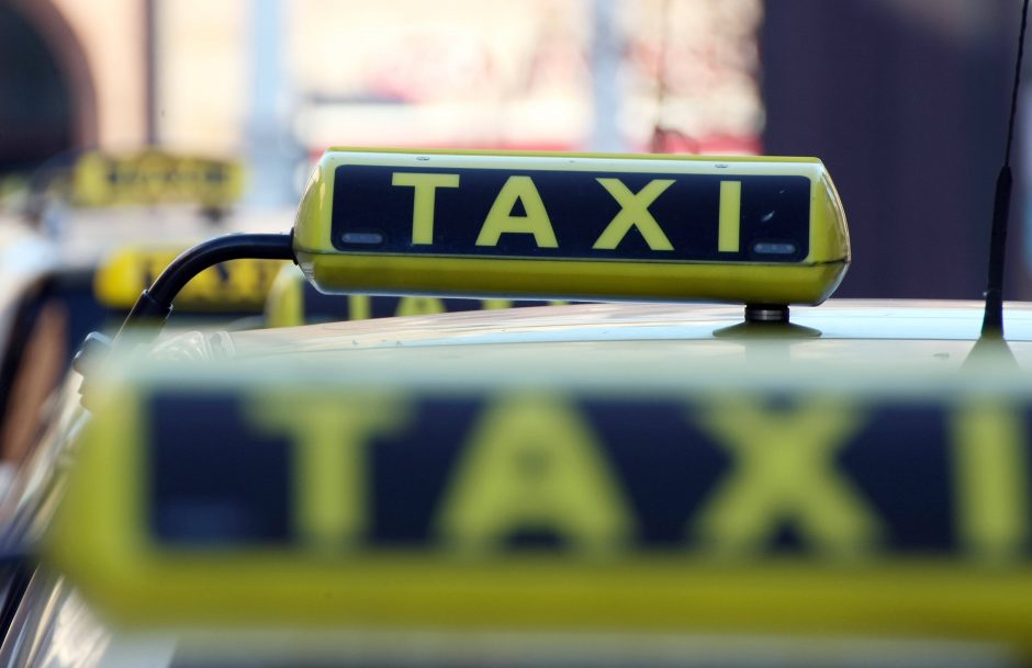Keleivė policijai apskundė prie vairo save tenkinusį taksi vairuotoją