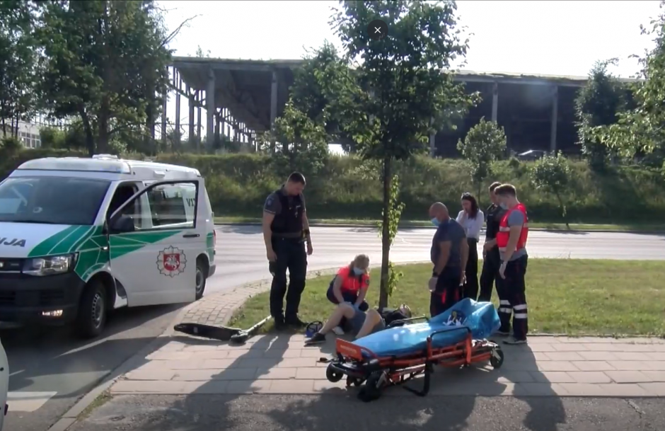 Vilniuje automobilis partrenkė elektriniu paspirtuku važiavusį vyrą