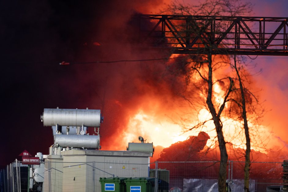 „Lietuvos geležinkeliai“ skaičiuoja žalą dėl gaisro, svarstoma nutraukti sutartį su nuomininke