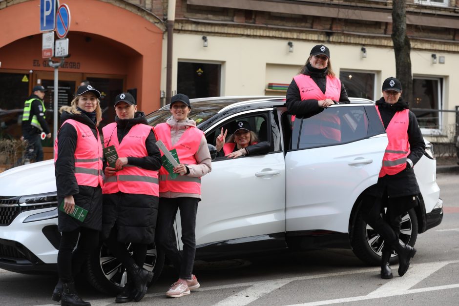 „Moterų ralio“ dalyvės su policijos pareigūnais mokė pėsčiuosius teisingai eiti per perėją