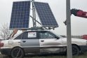 Patogu: statybvietėje paliktoje mašinoje įmontuotos stebėjimo kameros, o elektrą joms pagamina ant mašinos stogo įrengtos saulės baterijos.