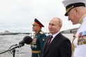 Vladimiras Putinas (viduryje)