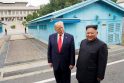 Donaldas Trumpas (kairėje) ir Kim Jong Unas