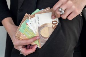 Iš Kretingos politikų dėl nepagrįstų išlaidų prašoma priteisti per 20 tūkst. eurų