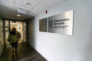 Lietuvoje griežtėja užsieniečių įdarbinimo procedūros, tvarka dėl leidimų laikinai gyventi