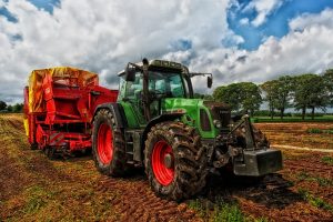 Mechanikas teisme aiškinsis, kodėl pardavė jam remontuoti paliktus traktorius