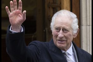 JK karalius paliko Londono ligoninę po operacijos
