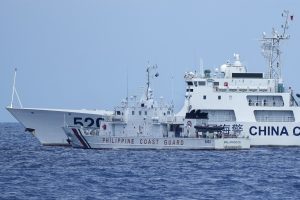 Kinija teigia, kad Filipinų provokuojantys veiksmai vos nenulėmė laivų susidūrimo