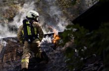 Vilniuje degė apleistas namas: traumą patyręs vyras išvežtas į ligoninę