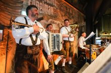 Kviečia į bavarišką savaitgalį Kaune: vokiškas maistas, tradicinė muzika ir „Oktoberfesto“ nuotaika