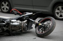 Tragedija kelyje: nesuvaldytas motociklas rėžėsi į atitvarus, vairuotojas žuvo