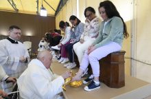 Popiežius Didįjį ketvirtadienį nuplovė kojas 12 kalinčių moterų