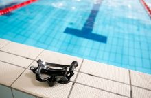 Plaukimo treneris nuskendo baseine matant kolegoms